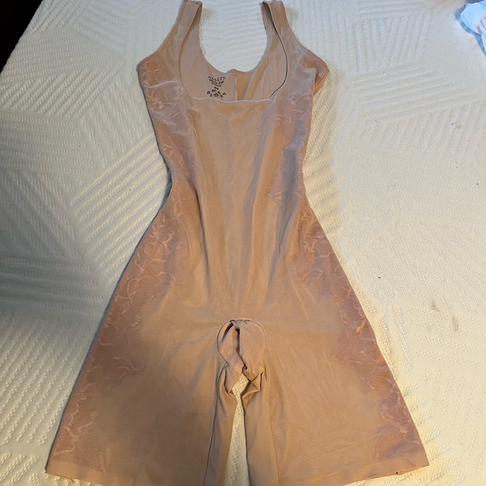 Spanx Assets Women's Bodysuit Bustless in Nude Tan Mid thigh sz Small - Picture 2 of 9